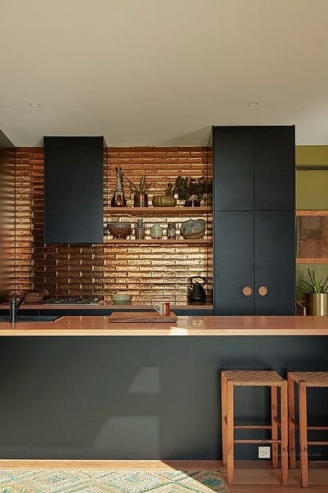 24 Brass Backsplash Ideas That Maximize Style and Function 13 Brass and Black Contrast