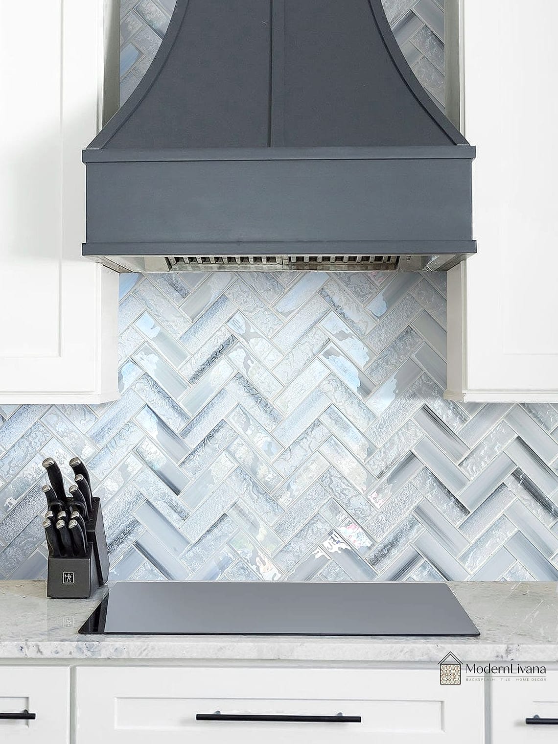 28 White Chevron Backsplash Ideas That Maximize Style and Function 24 Chevron Framed by a Tile Border
