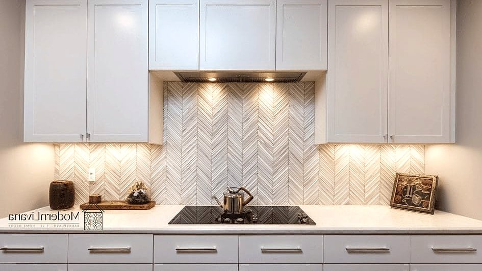 28 White Chevron Backsplash Ideas That Maximize Style and Function 22 Chevron with Two-Tone Cabinets