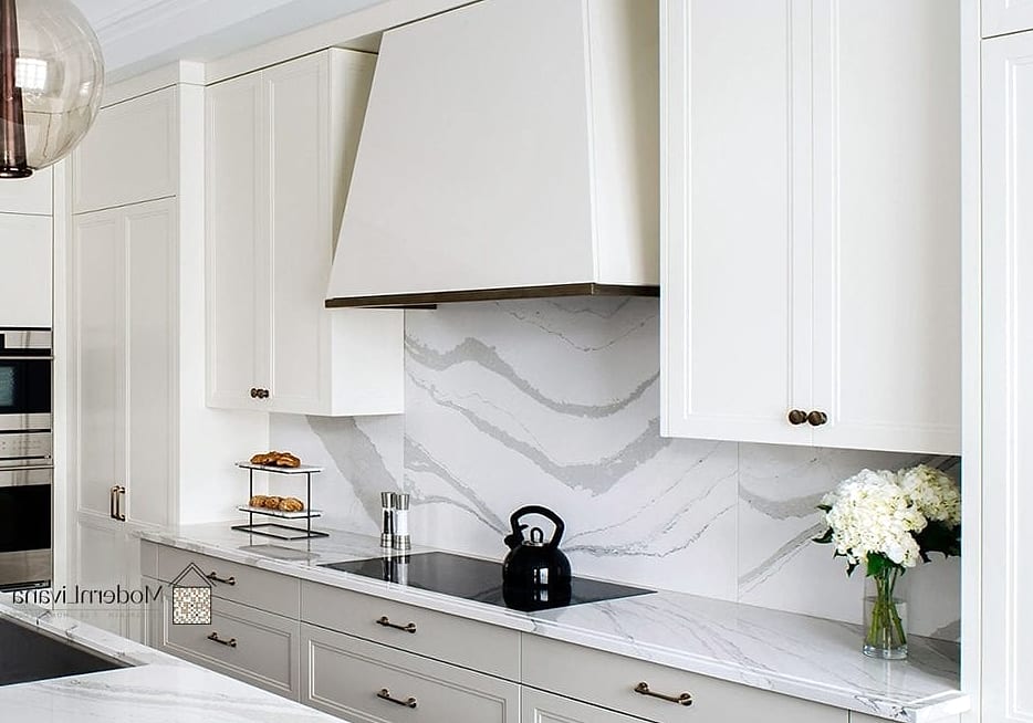 27 White Quartz Backsplash Ideas for Every Home Style and Budget 23 Family-Friendly Easy-Clean Kitchen