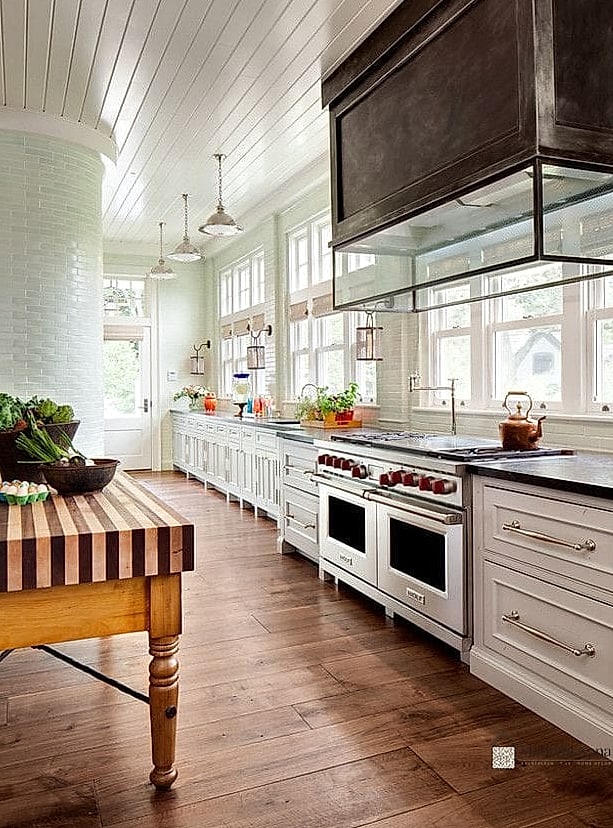 Floor-to-Ceiling Slab Backsplash