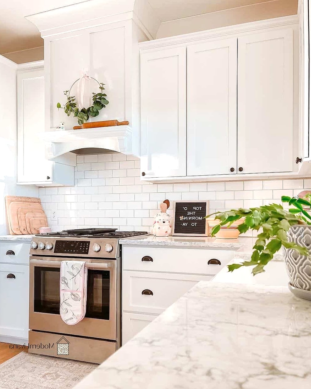 20 White Backsplash Ideas That Will Transform Your Space 22 Layered White Backsplash with Greenery and Decor