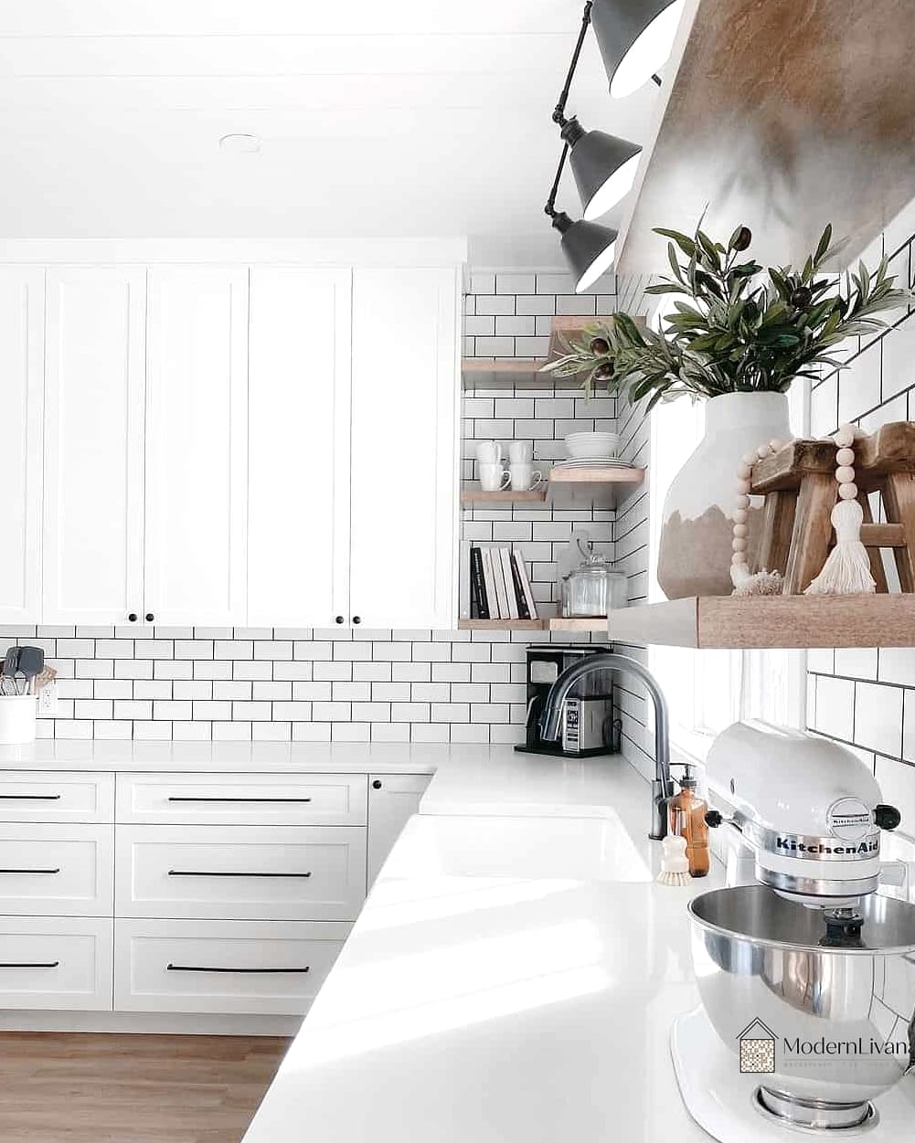 27 White Quartz Backsplash Ideas for Every Home Style and Budget 16 Quartz Paired with White Subway Tile