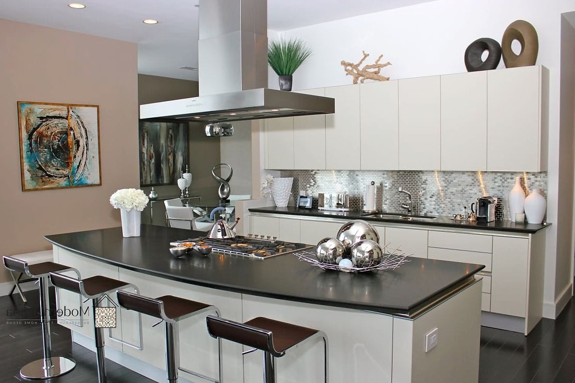 Stainless Steel Backsplash With Layered Lighting