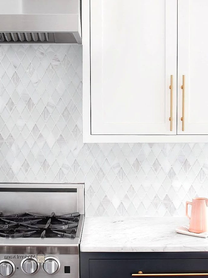 23 White Backsplash Ideas That Will Transform Your Space 10 Textured White Ceramic Tile