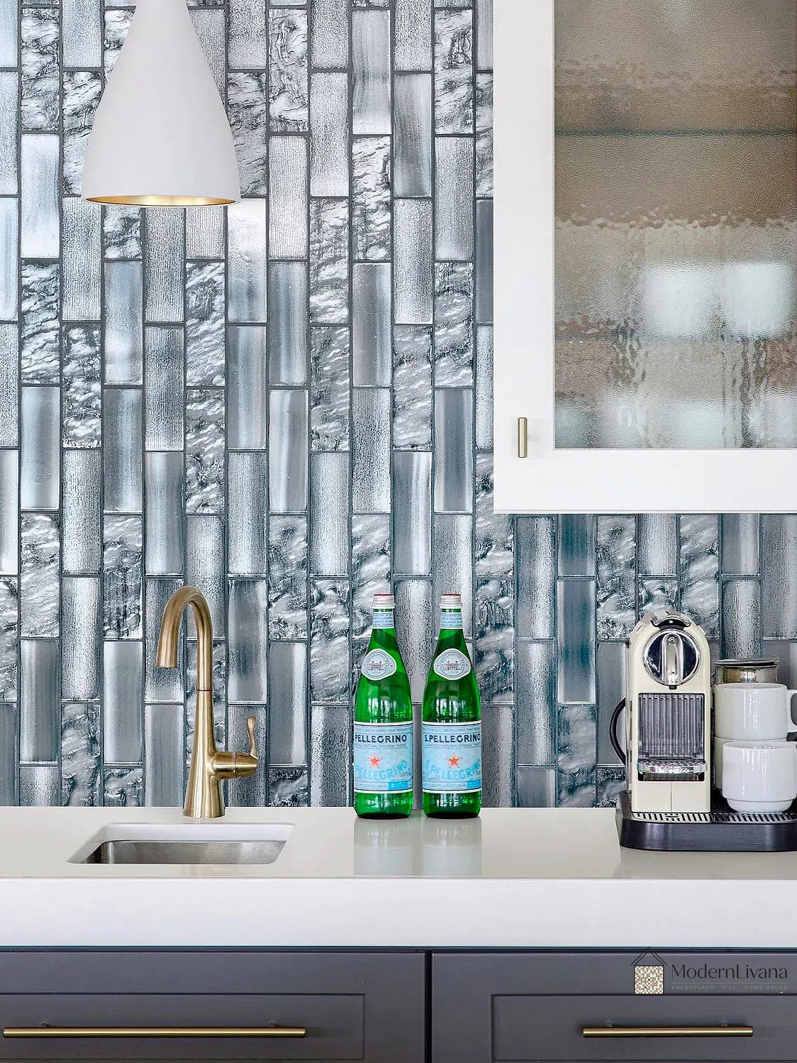 25 Modern Glass Tile Ideas That Look Expensive But Aren't 4 Vertical Stacked Glass Tiles