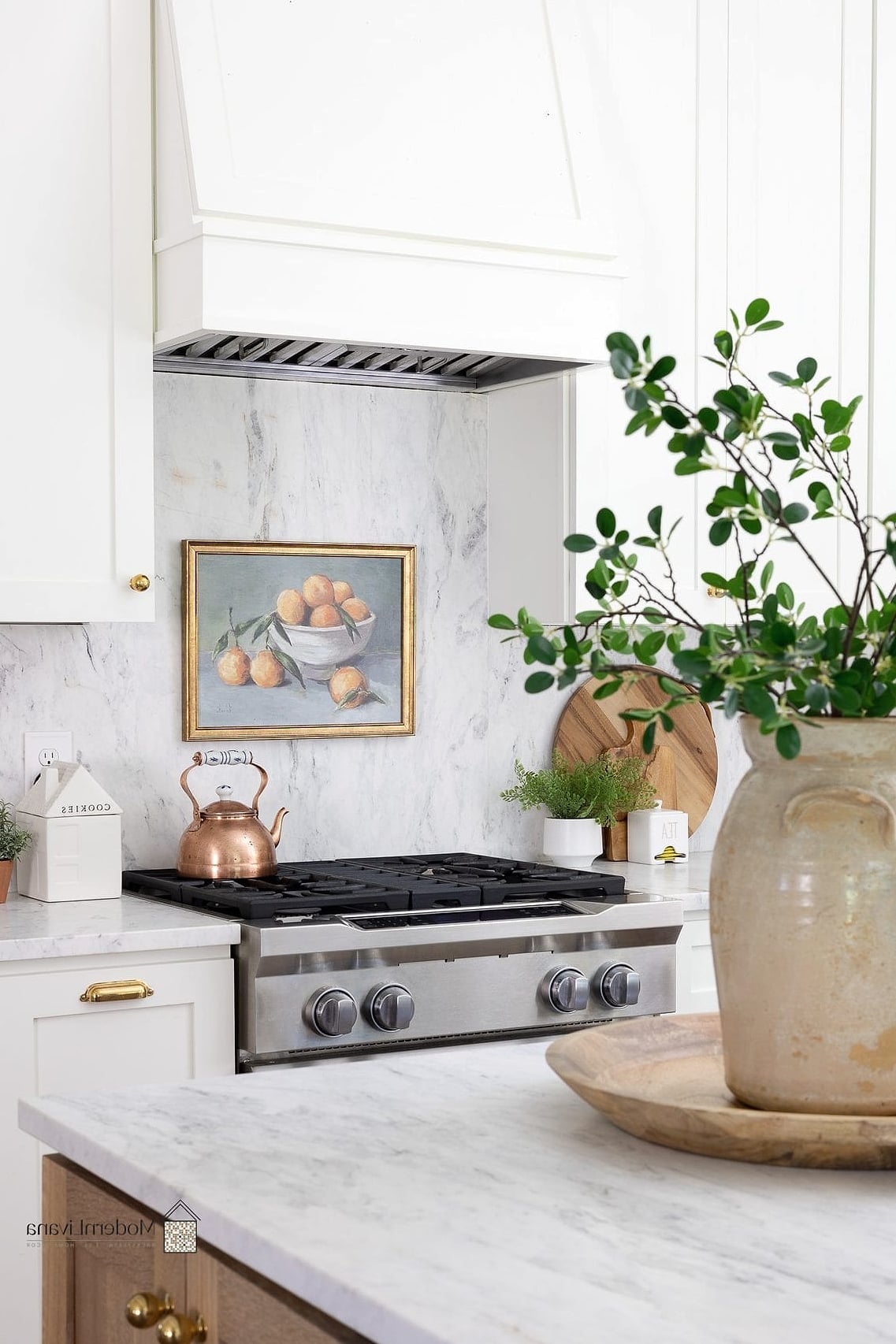 23 Marble Backsplash Ideas That Are Stylish and Practical 6 Warm Marble With Wood Cabinets