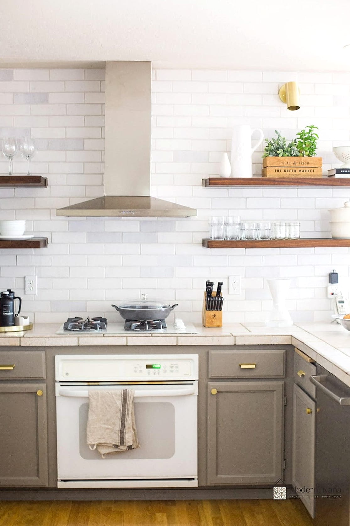 20 White Backsplash Ideas That Will Transform Your Space 12 White Brick-Style Backsplash