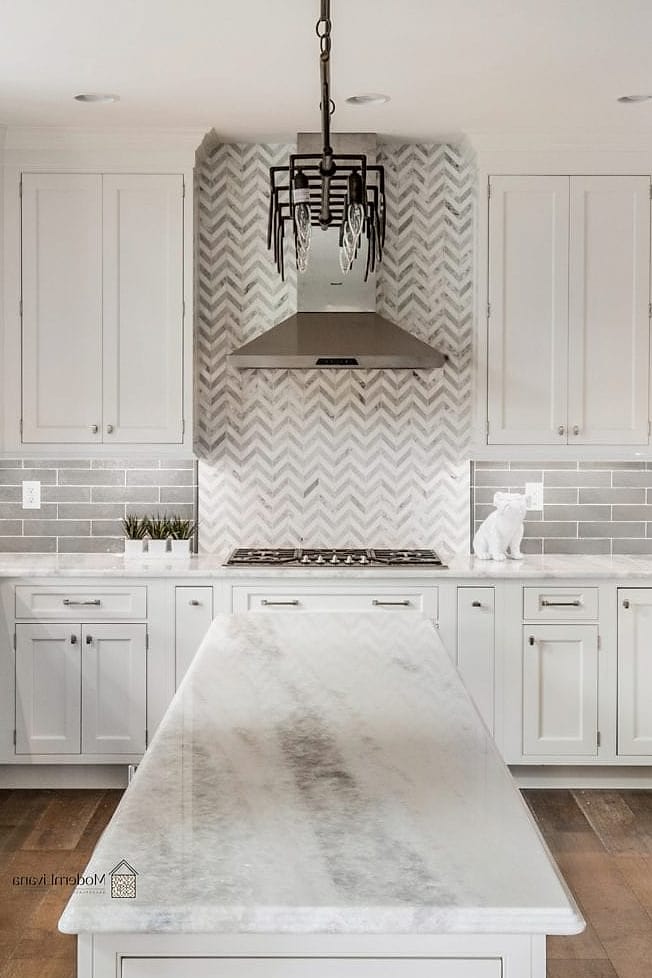 22 White Chevron Backsplash Ideas That Maximize Style and Function 20 19. White Chevron Backsplash with Quartz Countertops
