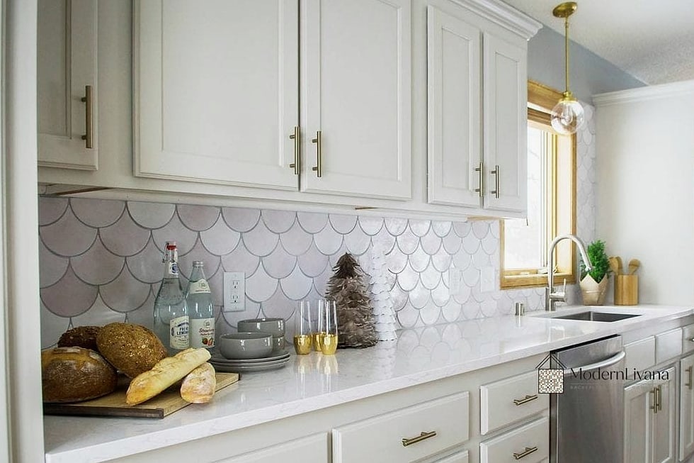 23 White Backsplash Ideas That Will Transform Your Space 14 White Fish Scale Tile Design