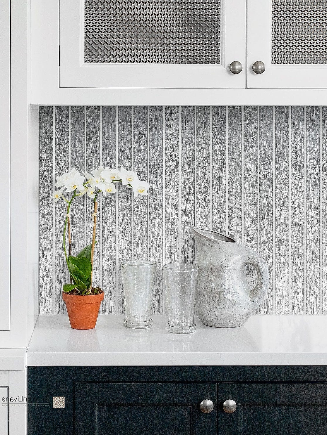 27 White Glass Metal Backsplash Ideas That Are Absolutely Worth It 10 White Glass Metal Backsplash With Black Fixtures