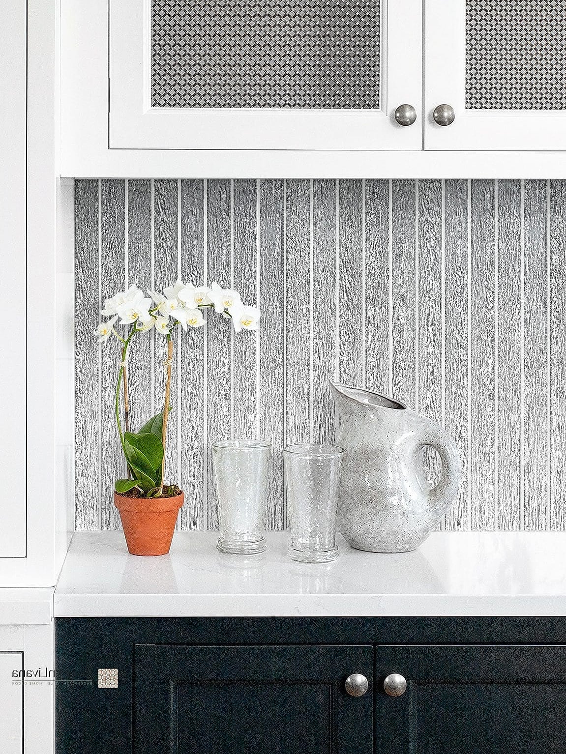 27 White Glass Metal Backsplash Ideas That Are Absolutely Worth It 26 White Glass Metal Backsplash With Neutral Color Palette