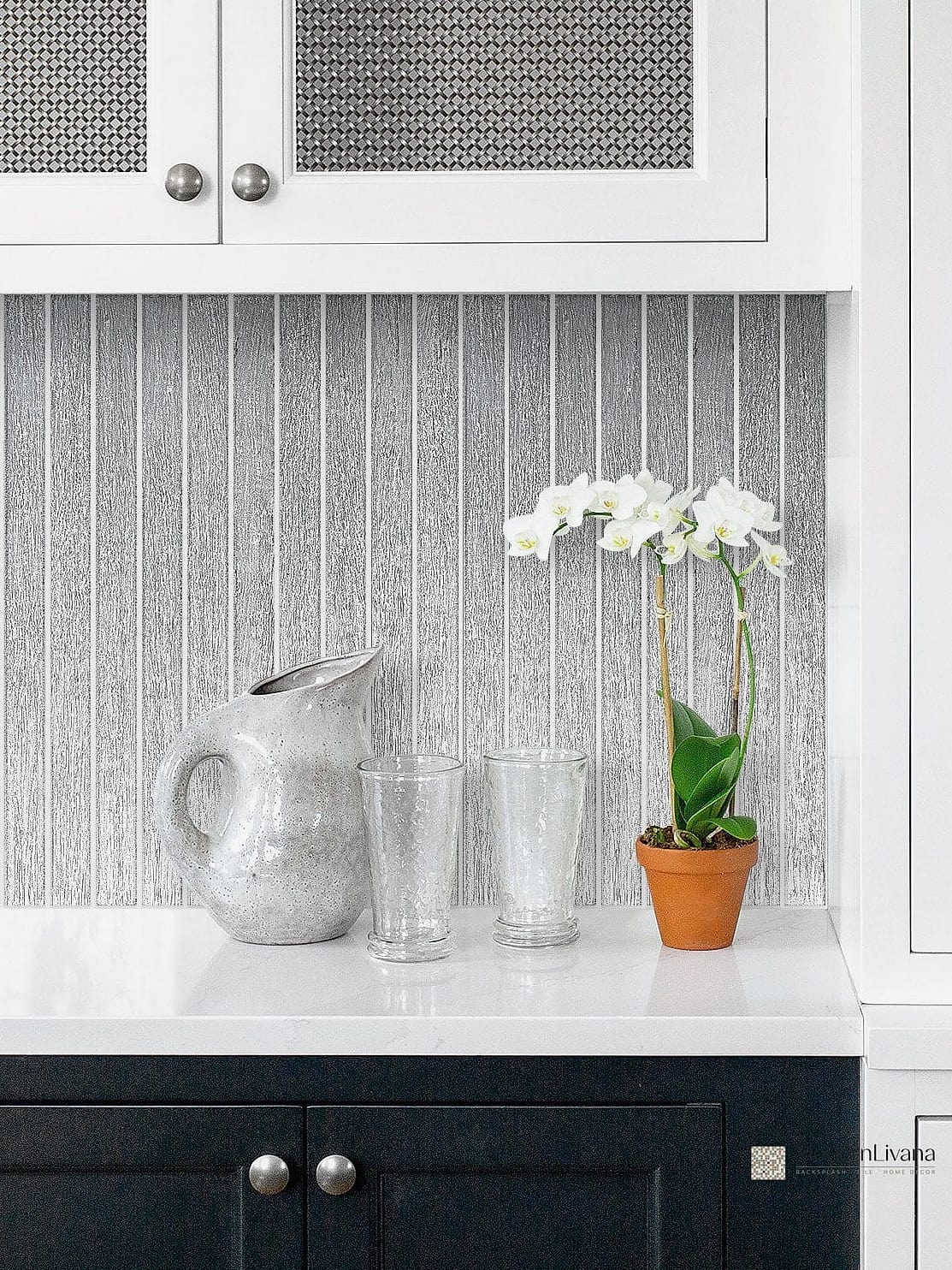 20 White Backsplash Ideas That Will Transform Your Space 13 White Glass Tile Backsplash
