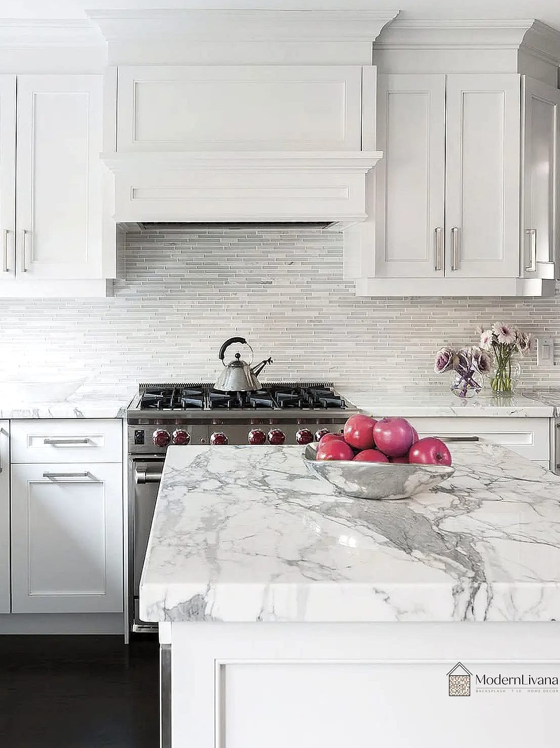 26 White Backsplash Ideas That Will Transform Your Space 5 White Marble Slab Backsplash
