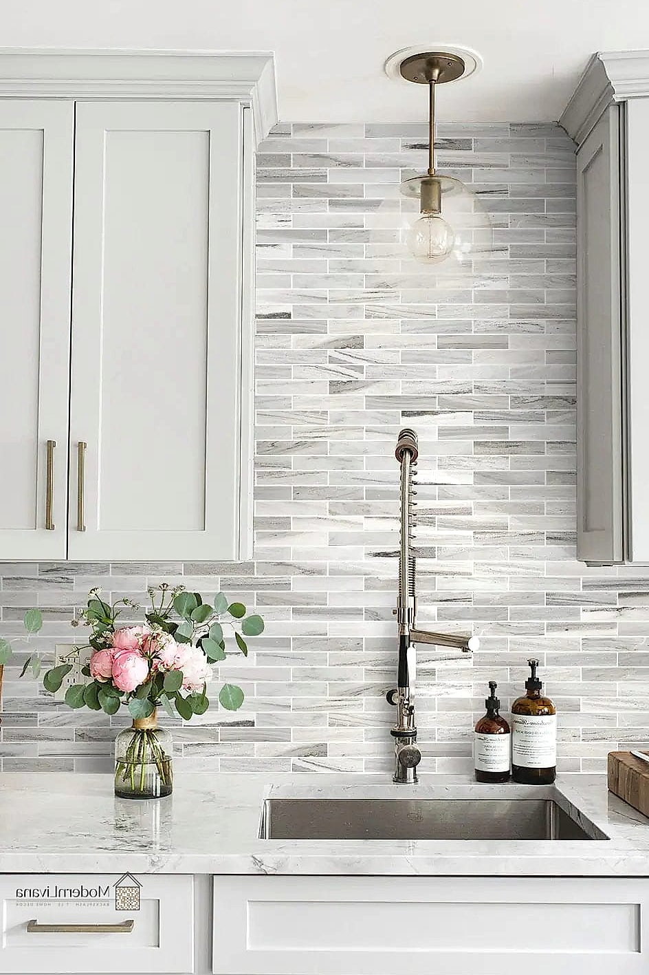 23 White Backsplash Ideas That Will Transform Your Space 9 White Marble Subway Tile
