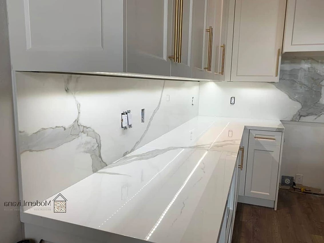 23 White Backsplash Ideas That Will Transform Your Space 11 White Porcelain Slab Backsplash
