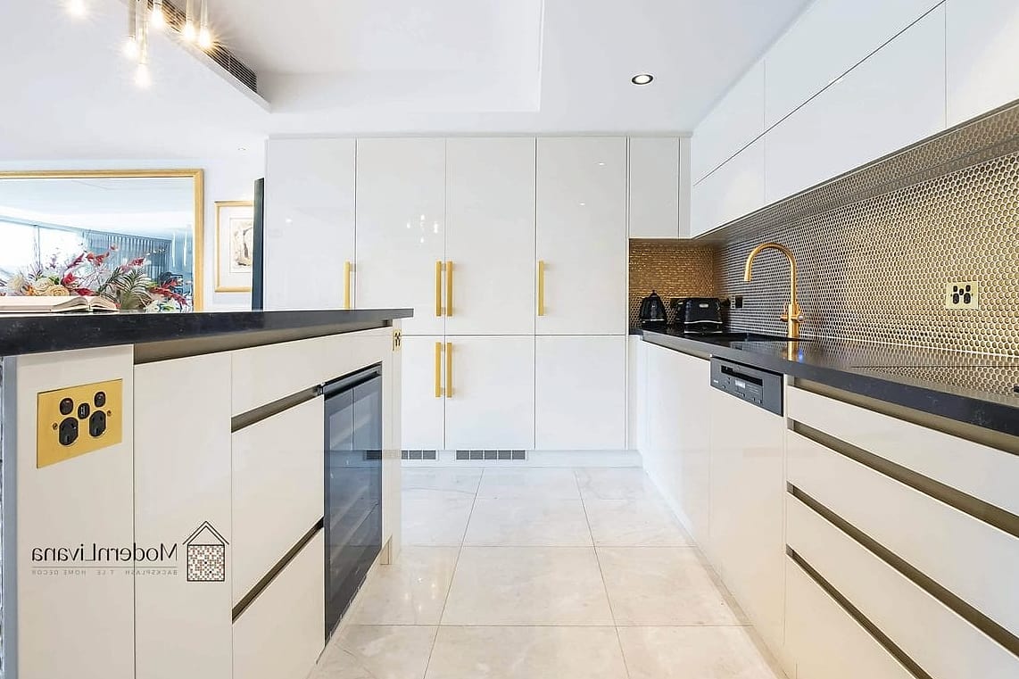 10 Modern White Kitchen Ideas You'll Want to Save Right Now 6 Brushed Brass Hardware for Warmth