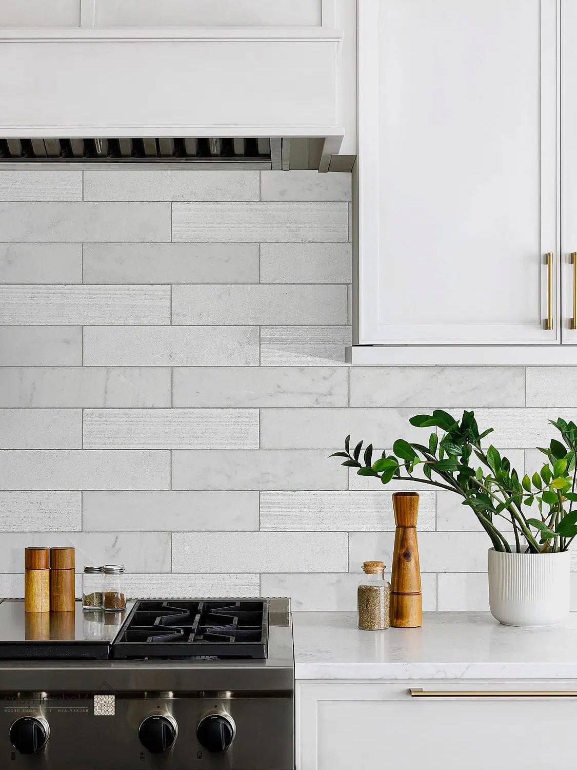 24 White Backsplash Ideas That Work in Any Size Home 2 Classic White Subway Tile