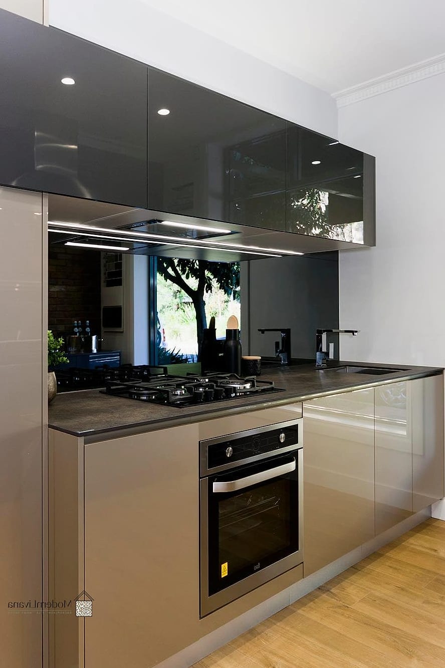 Mirrored or Glossy Backsplash
