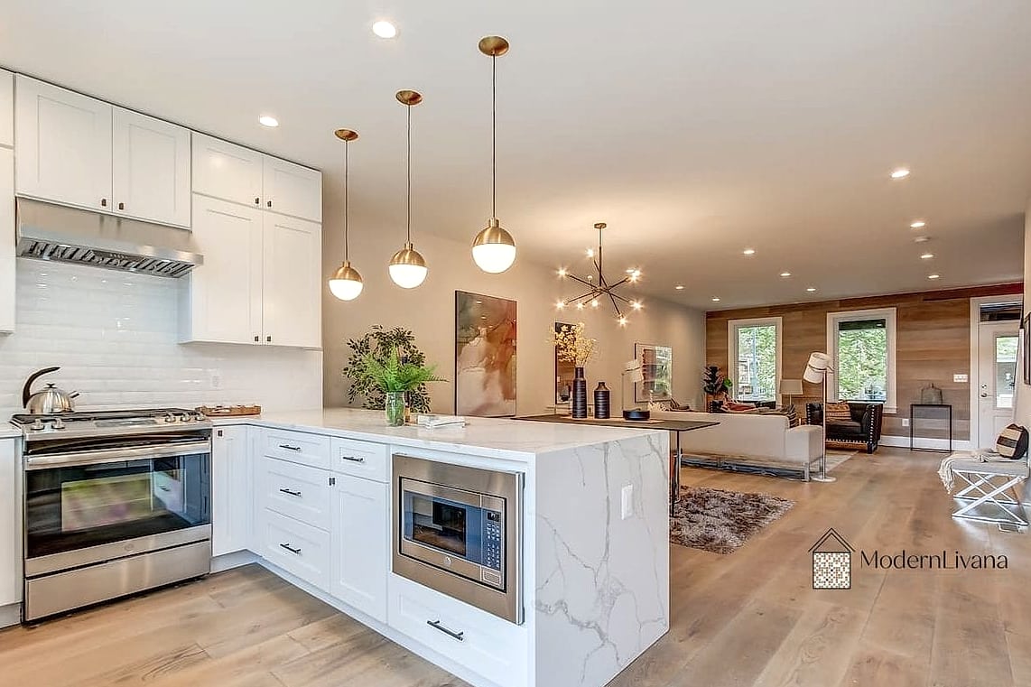 A Sightline-Friendly Range Wall With No Upper Cabinets