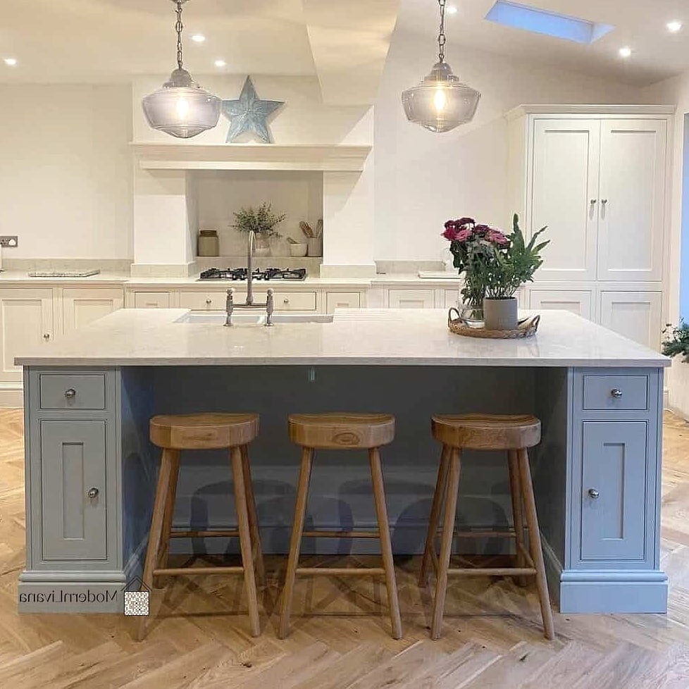 25 Shaker Kitchen Ideas for Every Home Style and Budget 11 Two-Toned Shaker Island