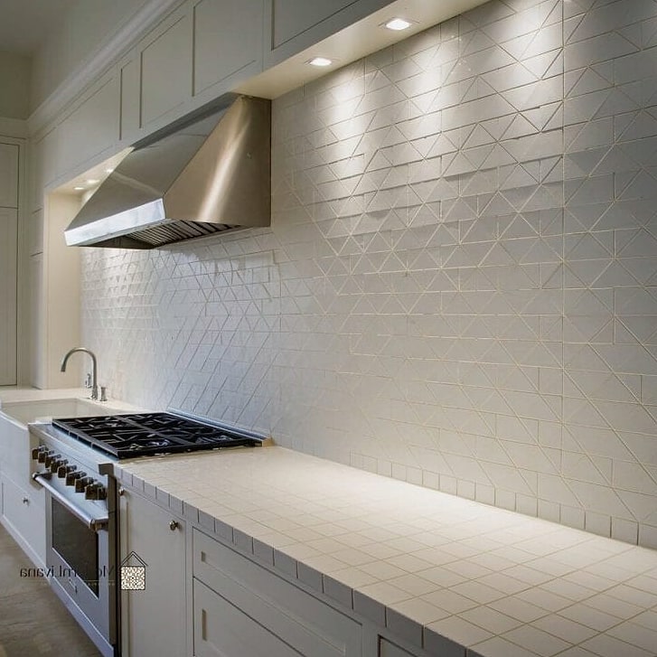 24 White Backsplash Ideas That Work in Any Size Home 24 White Textured Tile